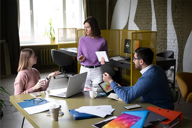 Personas discutiendo sobre una estrategia de marketing digital en una oficina