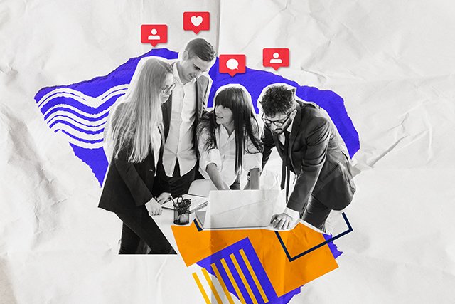 Grupo de personas elaborando una estrategia de redes sociales en una computadora portatil