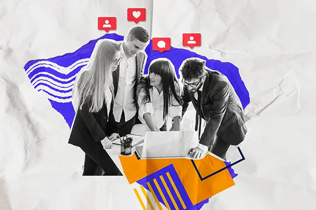 Grupo de personas elaborando una estrategia de redes sociales en una computadora portatil