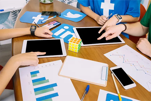 Grupo de personas eligiendo la mejor opción de agencia de redes sociales