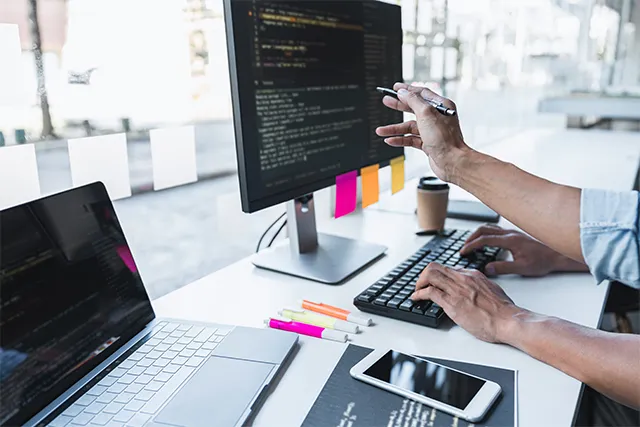 Persona desarrollando una página web en su computadora