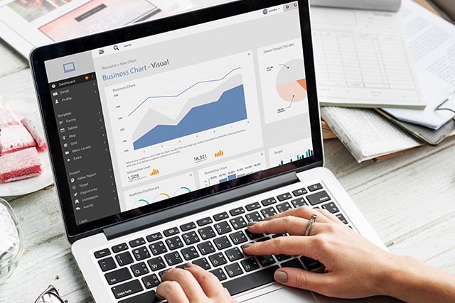 Una persona está trabajando en un análisis de datos en una computadora portátil, observando gráficos y métricas en una pantalla de software de análisis.