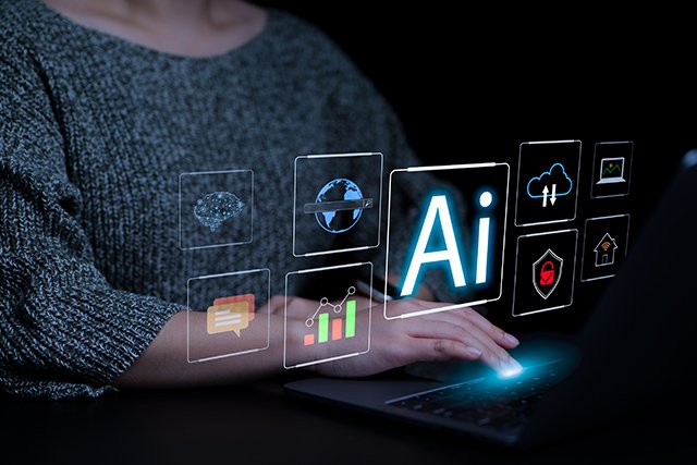 Mujer trabajando en una laptop con iconos de inteligencia artificial y marketing digital flotando a su alrededor.