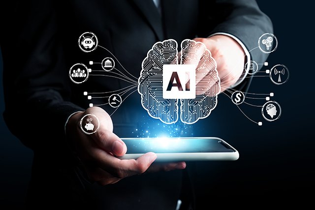 Un hombre sostiene un teléfono inteligente con una representación visual de un cerebro de IA y herramientas de marketing digital.