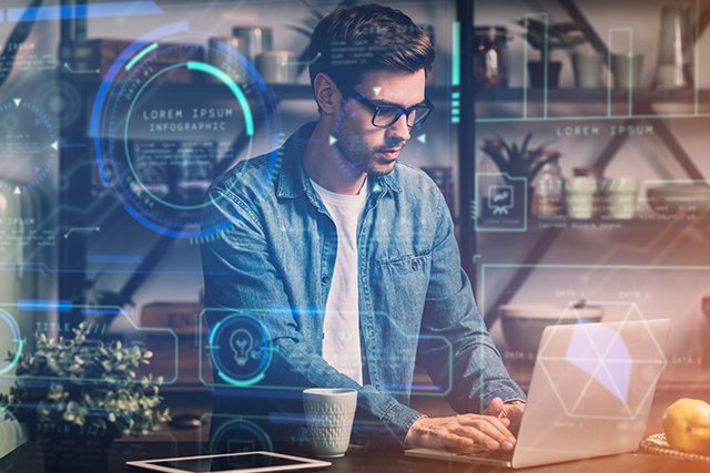 Persona descubriendo en una computadora portátil los beneficios del Marketing Automation