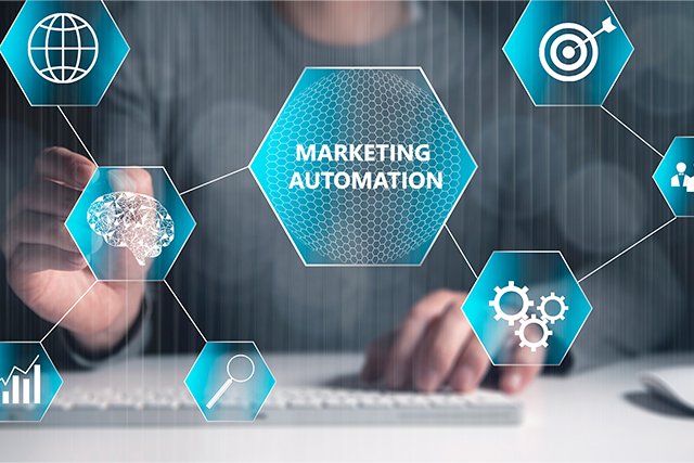 Imagen de un tablero de control de marketing automation mostrando métricas clave y flujos de trabajo automatizados.