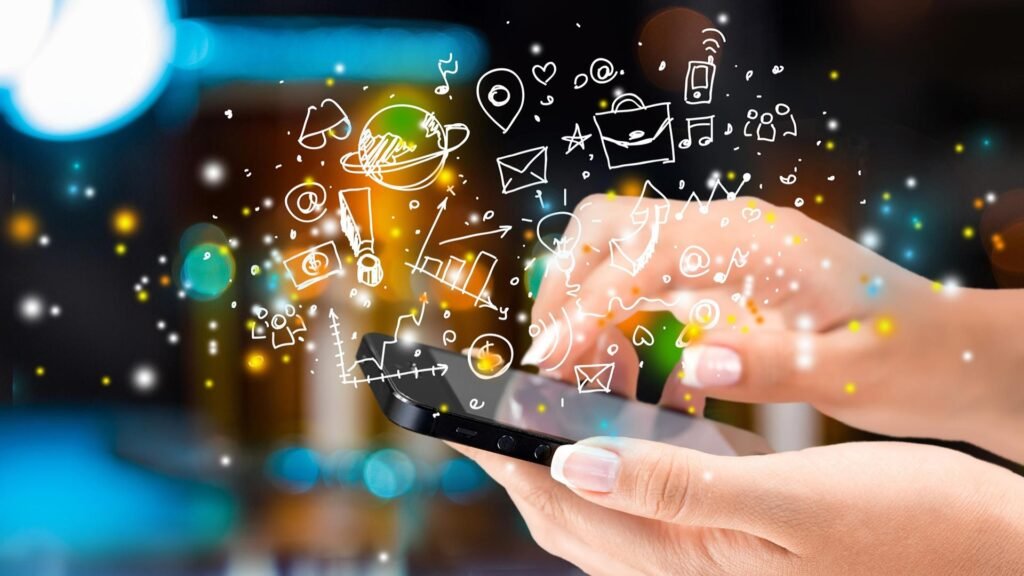 Mano usando un smartphone con elementos gráficos de marketing digital flotando.