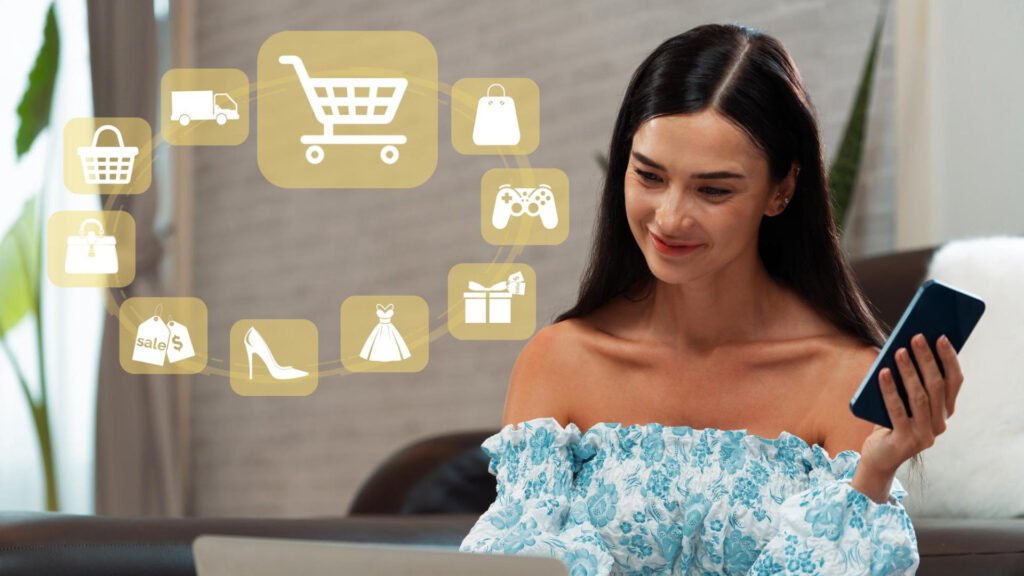 Mujer joven usando laptop y smartphone rodeada de iconos flotantes de categorías de e-commerce como ropa, zapatos, videojuegos y envíos.