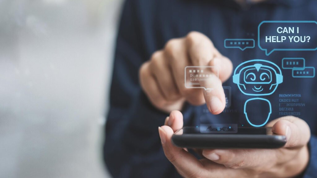 Primer plano de una persona utilizando un smartphone donde aparece una interfaz holográfica de un asistente virtual con el texto "Can I help you?", representando la búsqueda por IA en tiempo real.