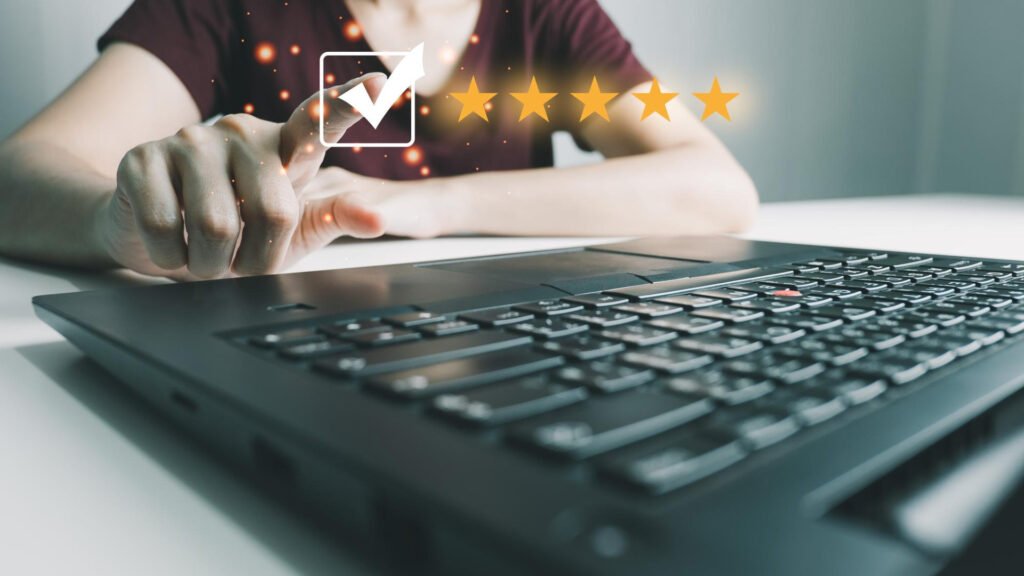 Primer plano de una persona seleccionando una casilla de verificación junto a cinco estrellas doradas en una laptop, simbolizando la calificación positiva de un cliente en México.