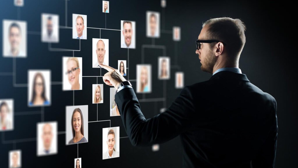 Un profesional de ventas analizando un organigrama digital con perfiles de clientes potenciales para crear buyer personas B2B.